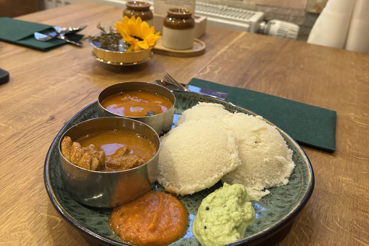 Idli mit Sambar und Chutneys