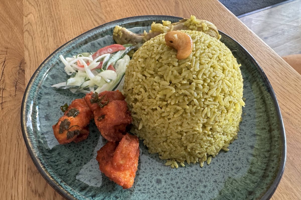 Reisteller mit Hähnchen im Bangalore Bistro