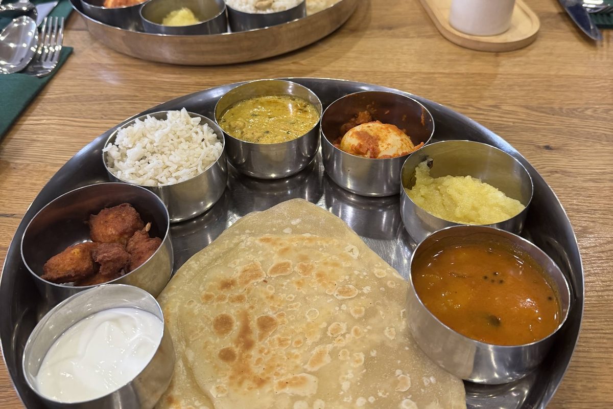 Thali am Tisch