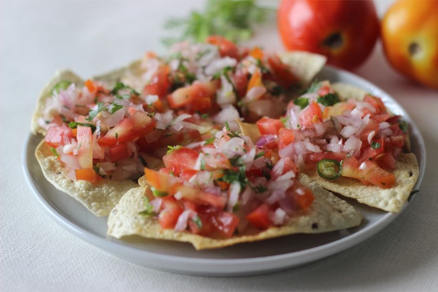 Papad mit Tomaten-Zwiebel-Mischung