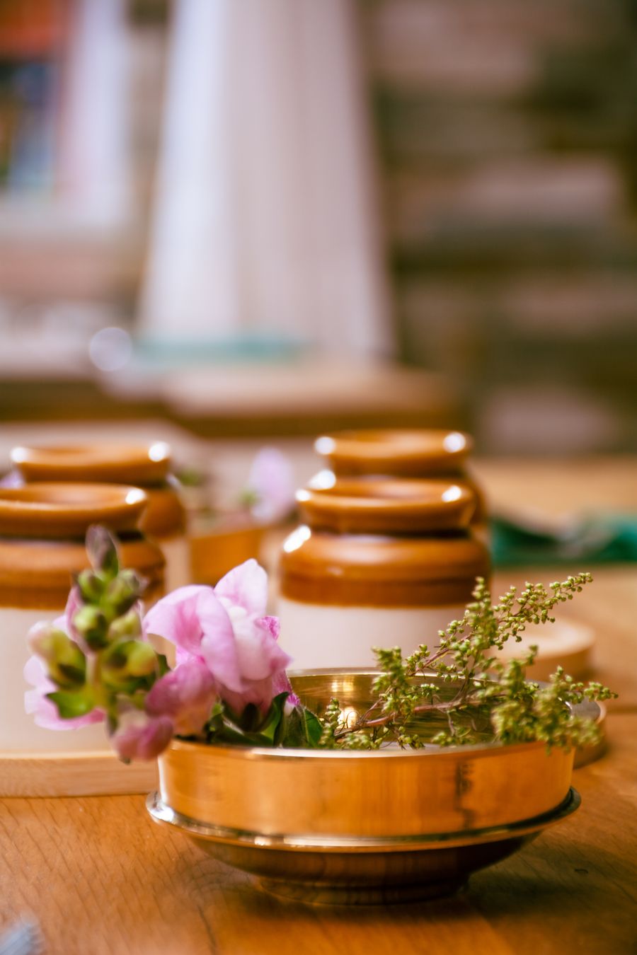 Blumen und Gewürzgläser auf dem Tisch