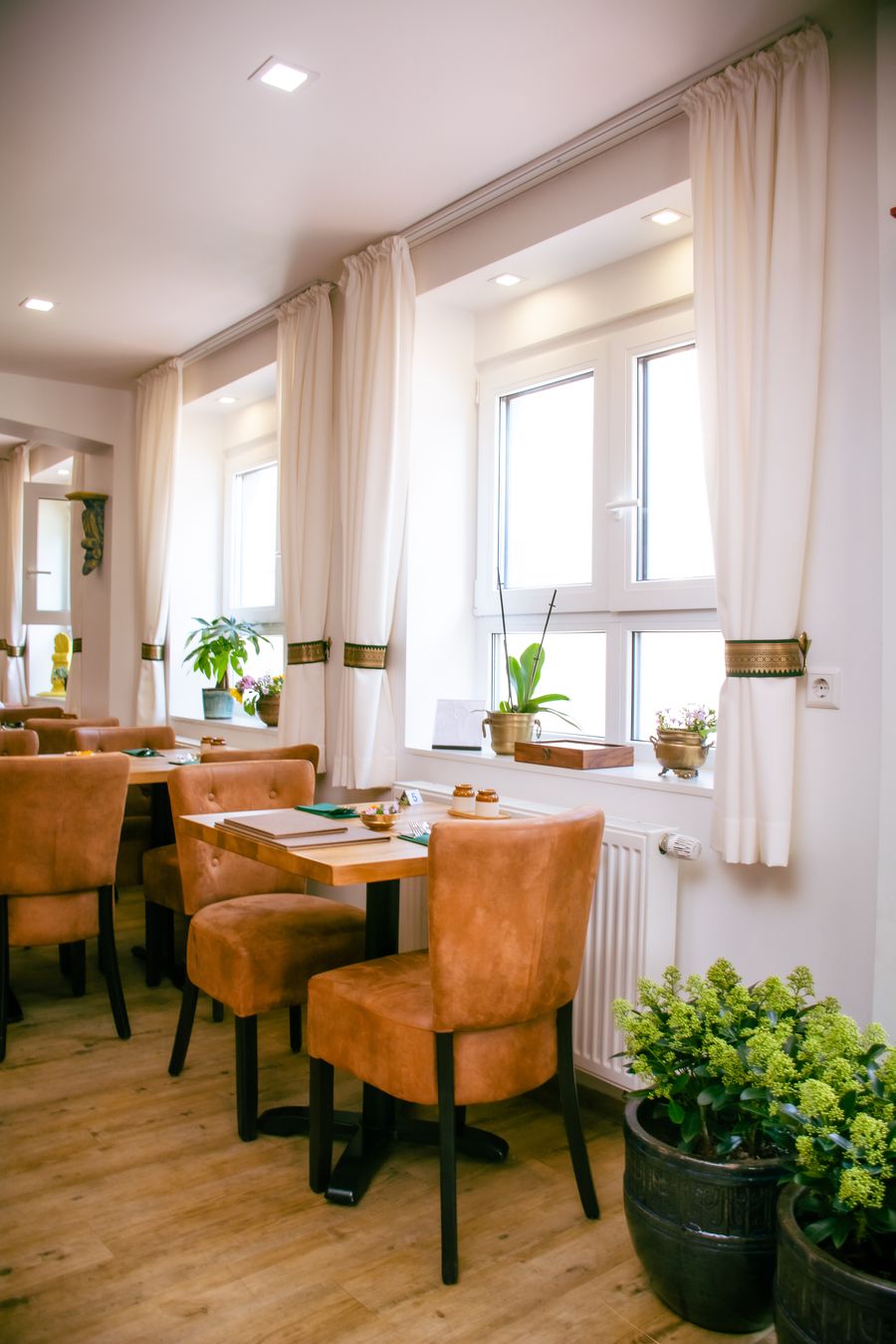 Heller Gastraum mit Fensterplätzen