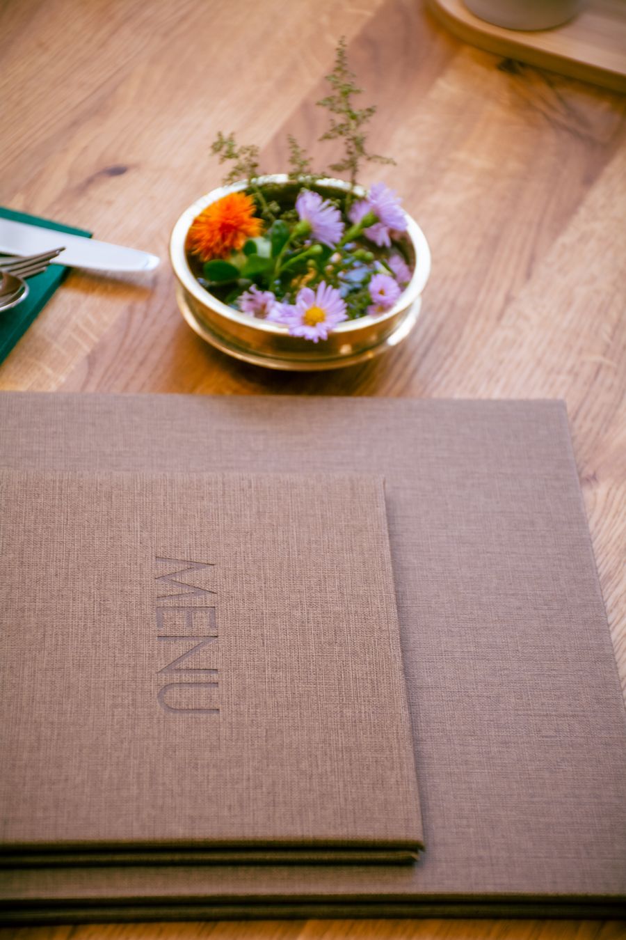 Speisekarte und Blumen am Tisch
